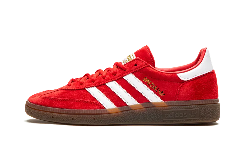 adidas Handball Spezial ‘Scarlet Gum’ (FV1227): de rode Spezial is nog nooit zo goedkoop geweest