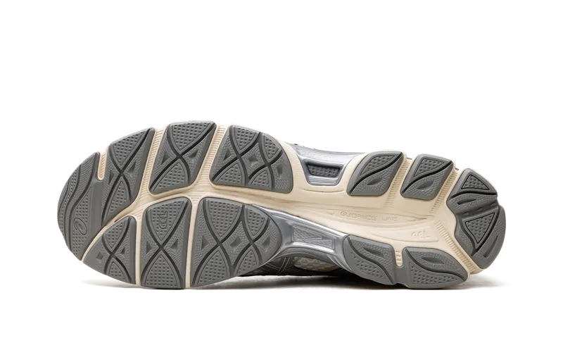 Asics GEL-Cumulus 16 “Cream / Clay Grey” (1203A733-101)
