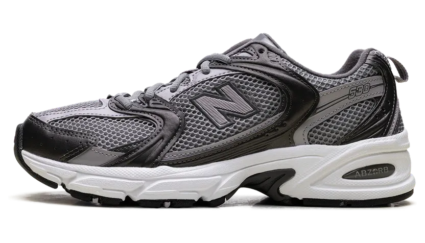 New Balance 530 “Black Metallic”: de dailybeast in stealth-modus
