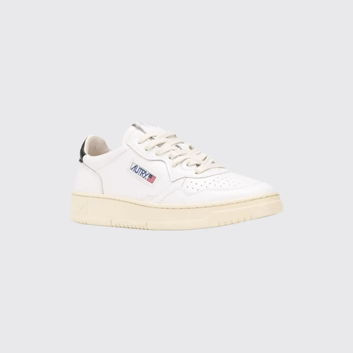 Autry Medalist Low Trainers in Smooth Calfskin with Perforated Toe Black 1 (AULMV102)
