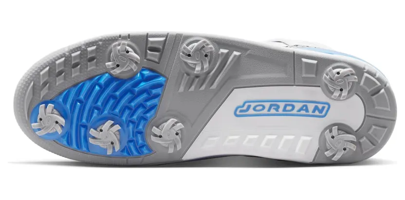 Jordan Spizike Golf UNC: University Blue op de green (2)