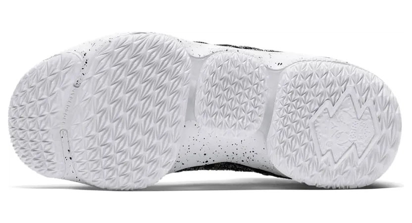 nike-lebron-15 922811-002