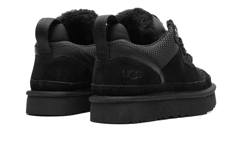 UGG Lowmel “Black”: tonaal zwart met een zachte kraag (3)