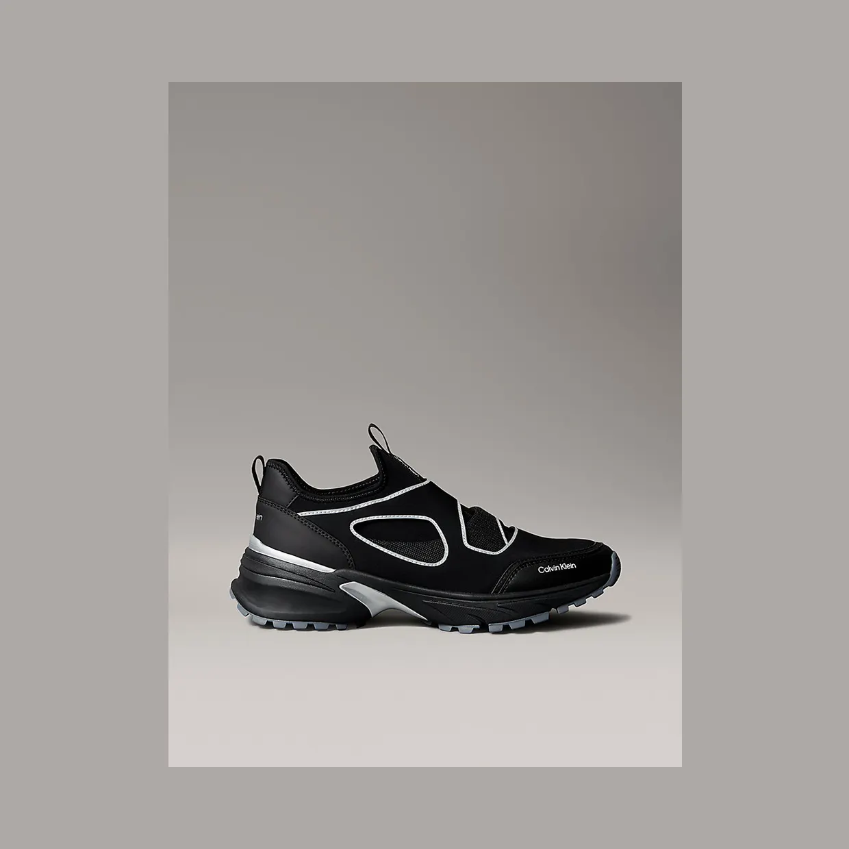 Calvin Klein Trailblazer – Slip-On Runner “BLACK / BRIGHT WHITE” (YM0YM014160GM)