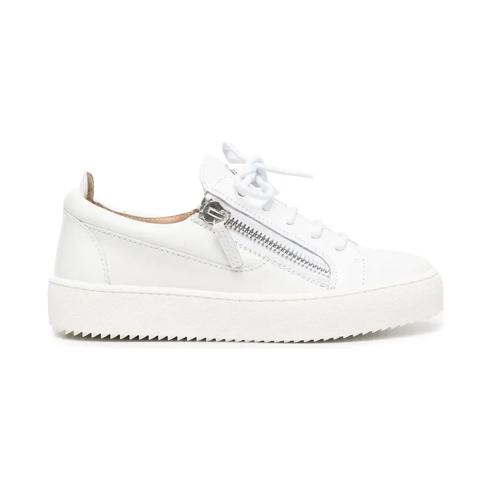Giuseppe Zanotti Sneakerà lacets en cuir noir. complétée par l’étiquette’signature’sur la languette. semelle en caoutchouc. (RW00017017)