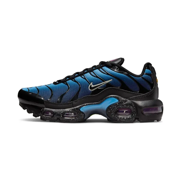 Nike Air Max Plusen “Black / University Blue / Chlorophyll / Light Bordeaux” (DV3484-001)