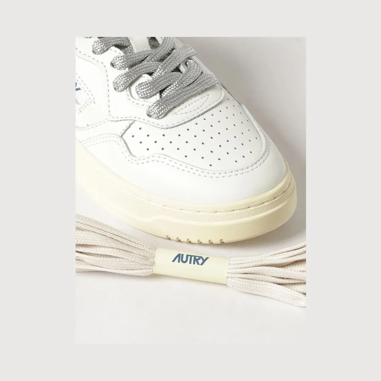 Autry Medalist Low Sneakers in Smooth Calf Leather with Perforated Toe White (AULWSW03) (3)