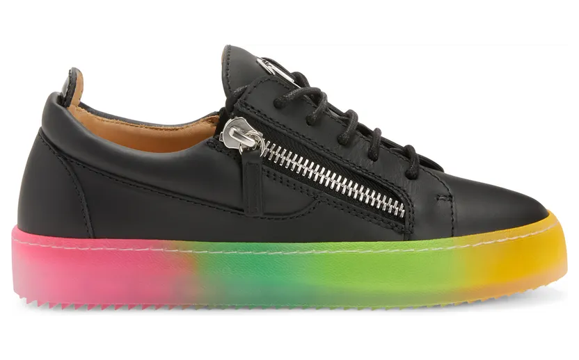 Giuseppe Zanotti Sneakers basses confectionnées en cuir noir et cuir verni avec lacets en coton assortis, dotées d’un détail signature » en métal argenté sur la languette et de fermetures à glissière argentées sur les côtés de la tige. la semelle en caoutchouc multicolore (RW20002002)