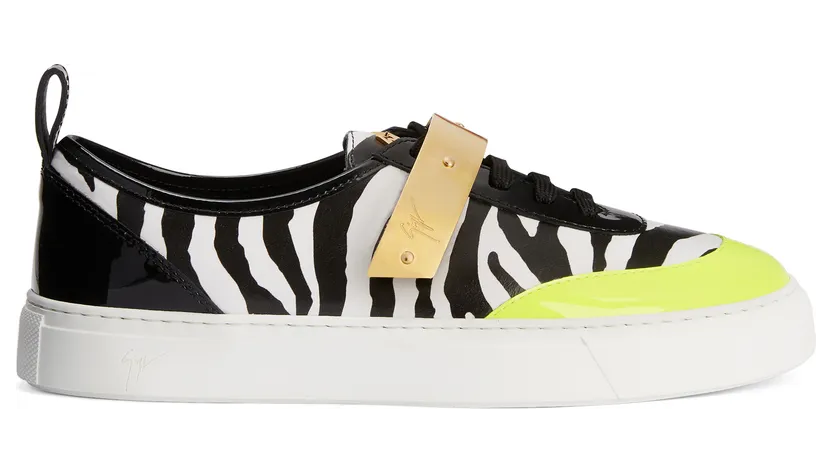 Giuseppe Zanotti Sneaker basse confectionnée en cuir à imprimé zébré avec inserts en cuir verni noir et jaune fluo, arborant un détail signature » en métal doré sur la languette. une sangle en métal assorti ornée du logo et une semelle en caoutchouc blanc complètent ce (RS20062005)