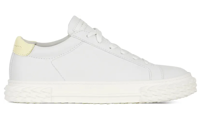 Giuseppe Zanotti Sneakers en cuir blanc, caractérisées par un insert en cuir verni jaune éco-responsable à l’arrière. complétées par une étiquette signature et une semelle blabber à effet relief. (RS10049001)