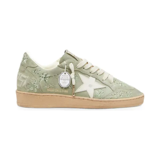 Golden Goose Ball Star aus salbeigrünem Wildleder mit weißem Lederstern und Ton-in-Ton Swarovski Blumenstickerei (GWF00117F008567)