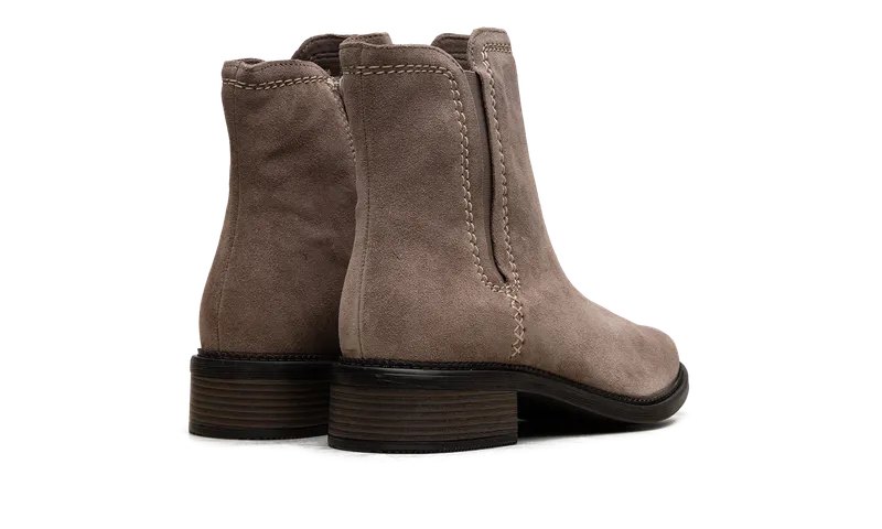 Clarks Maye Zip “Pebble Suede” (26168073)