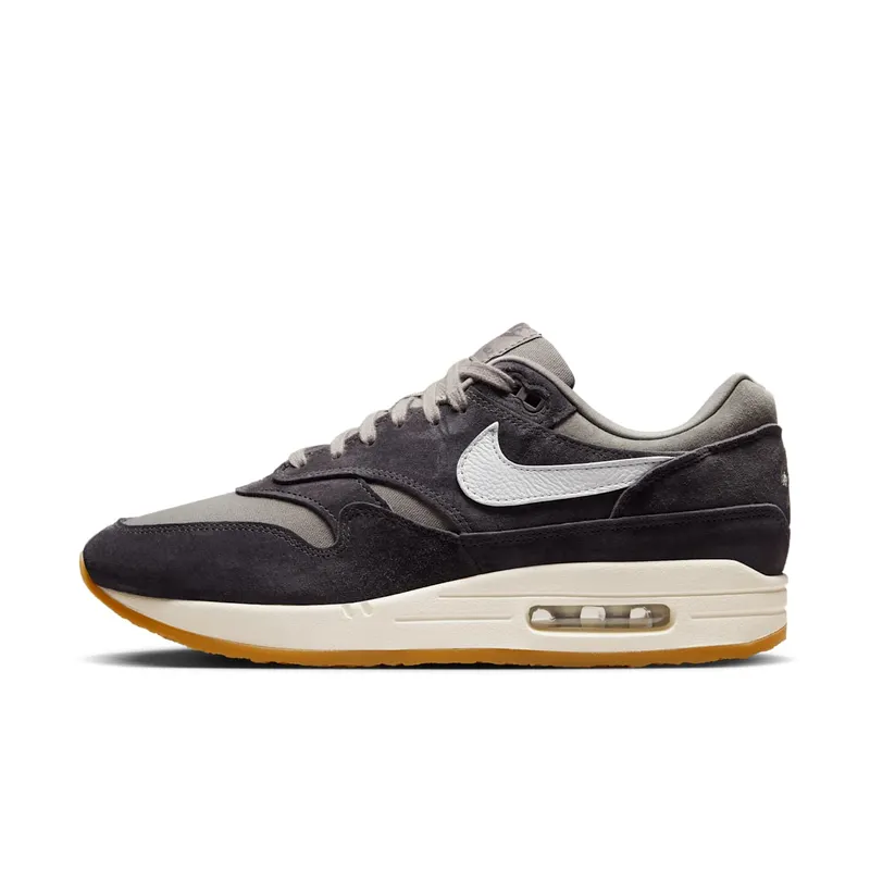 Air Max 1 Crepe “Soft Grey” (FD5088-001): onder maat 39 is dit een heel andere schoen