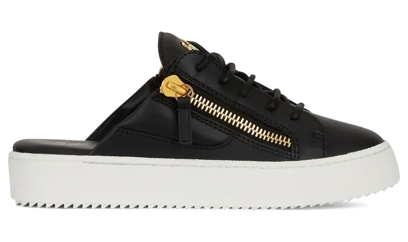 Giuseppe Zanotti Sneakers sabots en cuir noir avec signature en métal doré. semelle en caoutchouc. (RS10043002)