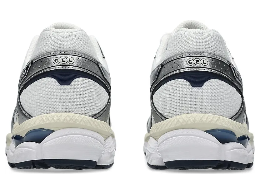 Asics Gel-Cumulus 16 “White Midnight”: wit-navy voor elke dag (5)