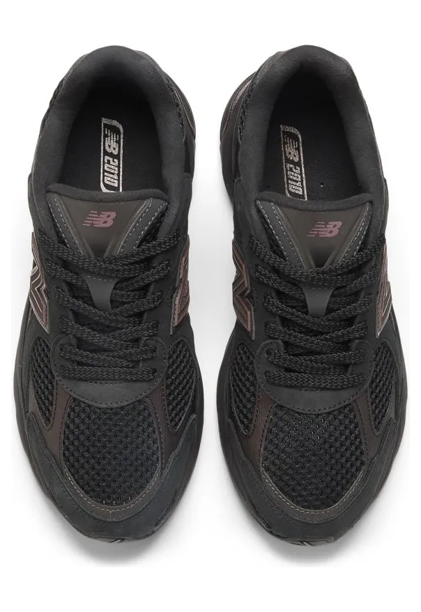 New Balance 2010 “Black Iridescent”: zwart met een olieglans (3)