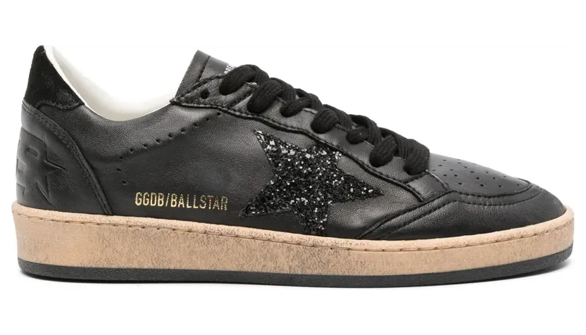Golden Goose Ball Star aus schwarzem Nappaleder mit schwarzem Glitzerstern und Fersenlasche aus Wildleder (GWF00117F005220)