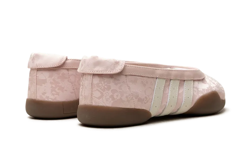 adidas Taekwondo Mei “Sandy Pink”: bloemenprint op een plat silhouet (2)