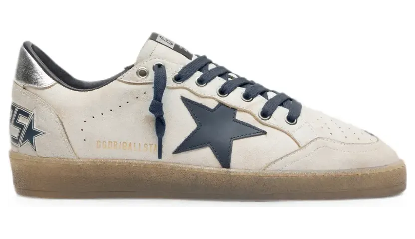 Golden Goose Ball Star aus weißem Leder mit dunkelblauem Lederstern und silberlaminierten Lederabsätzen (GMF00117F008545)