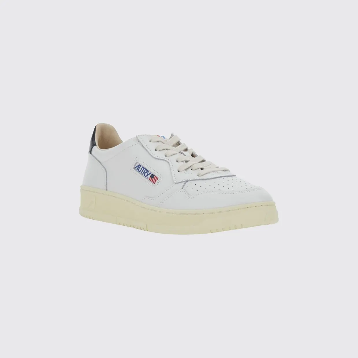 Autry Medalist Low Trainers in Smooth Calfskin with Perforated Toe Black (AULMBG02)