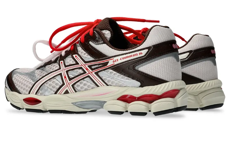 NAKED x ASICS GEL-Cumulus 16 (1203B330-700): de Kopenhaagse runner met twee sets veters dropt vandaag (4)