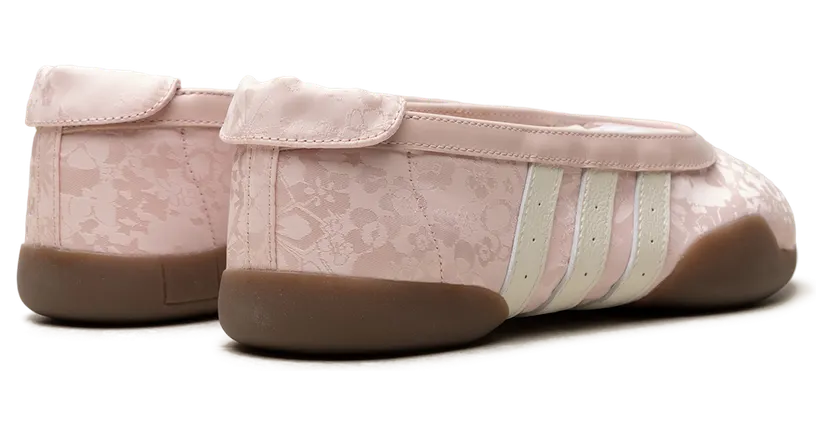 adidas Taekwondo Mei “Sandy Pink”: bloemenprint op een plat silhouet (2)