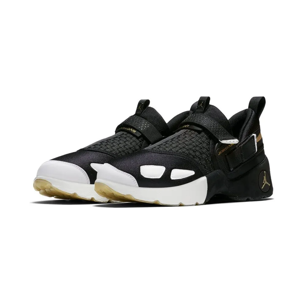 Jordan Trunner LX BHM (2017) White/Black-Metallic Gold (909408-032)