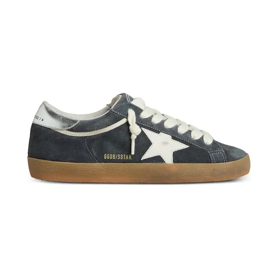 Golden Goose Super-Star aus grauem Wildleder mit weißem Lederstern und silberfarbener Fersenlasche “Blue” (GMF01005F007875)