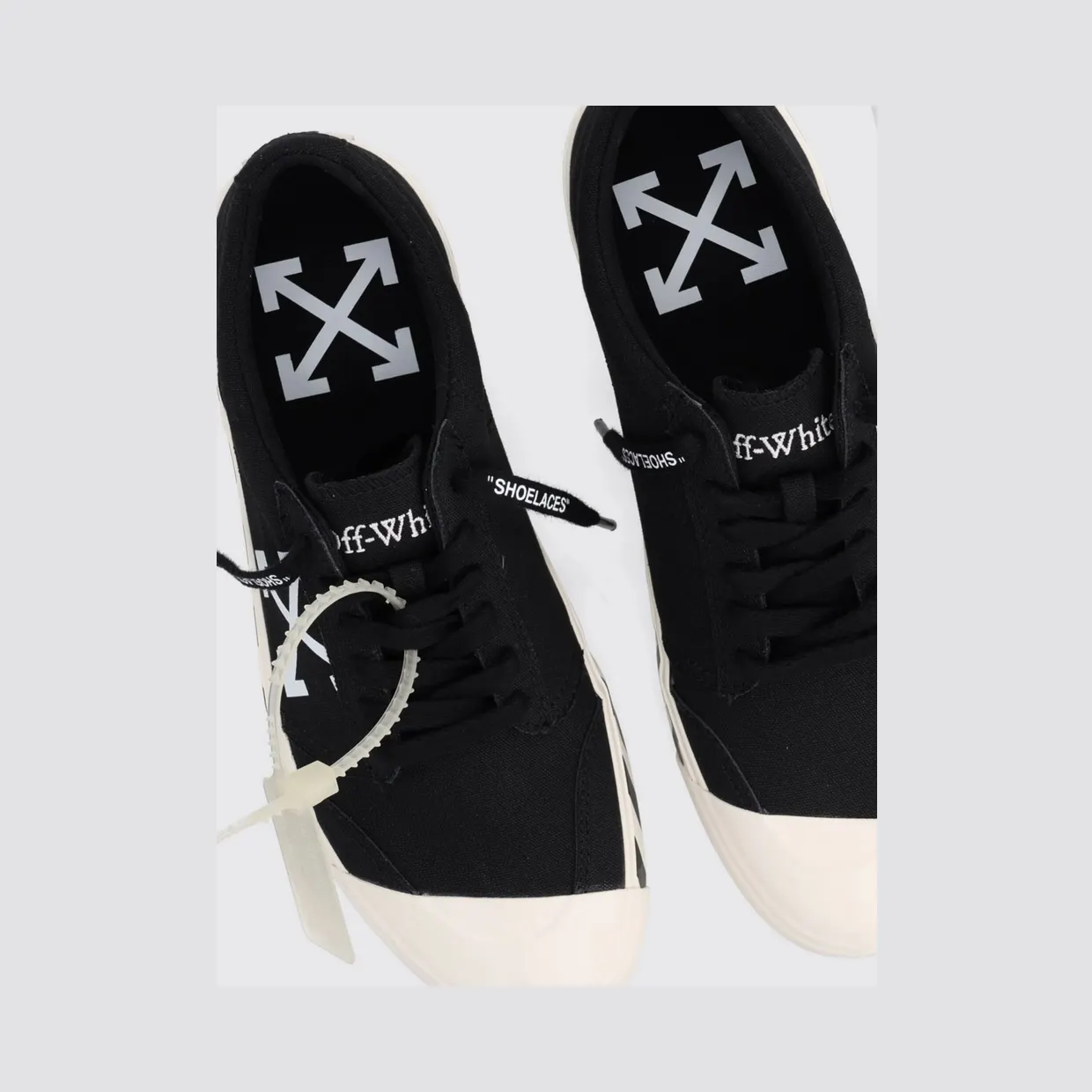 Off-White Vulcanized Low-Top Canvas Sneakers with Contrast Arrow Logo Black (M2APC9F0011001) (3)