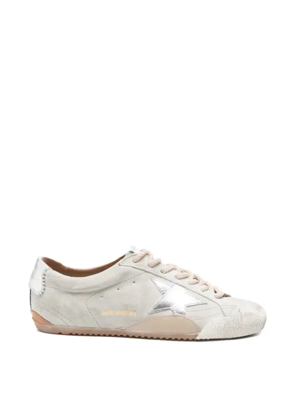Golden Goose True-Star aus hellgrauem Wildleder mit Metallic-Silberstern und Fersenlasche – Nude (GWF00922F008435)