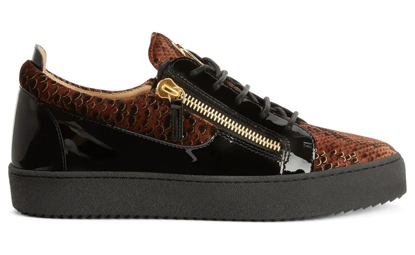 Giuseppe Zanotti Sneakers basses, confectionnées en velours marron et cuir verni noir avec lacets en coton assortis, dotées d’un détail signature » en métal doré sur la languette et de fermetures à glissière dorées sur les côtés de la tige. la semelle en caoutchouc noir o (RU00092010)
