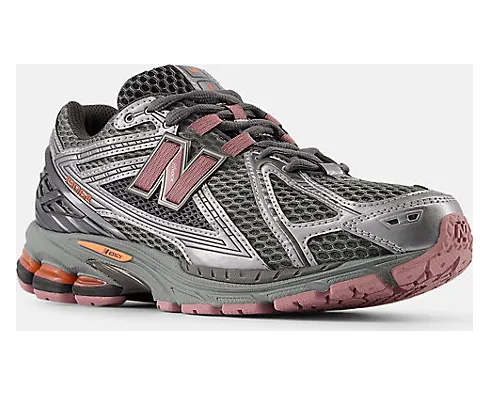 New Balance 1906 “Dark Silver/Rosewood”: donker zilver, warm randje (4)
