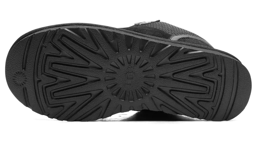 UGG Lowmel “Black”: tonales Schwarz mit weichem Kragen (5)