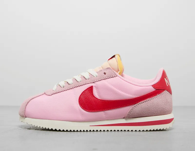 Nike Cortez, roze HF9994-600 – “Medium Soft Pink / Fire Red / White” | HF9994-600