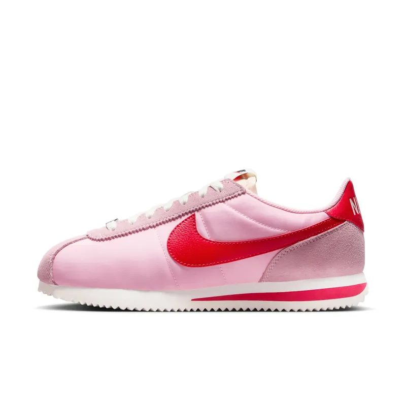 Nike Cortez, roze HF9994-600 – “Medium Soft Pink / Fire Red / White” | HF9994-600