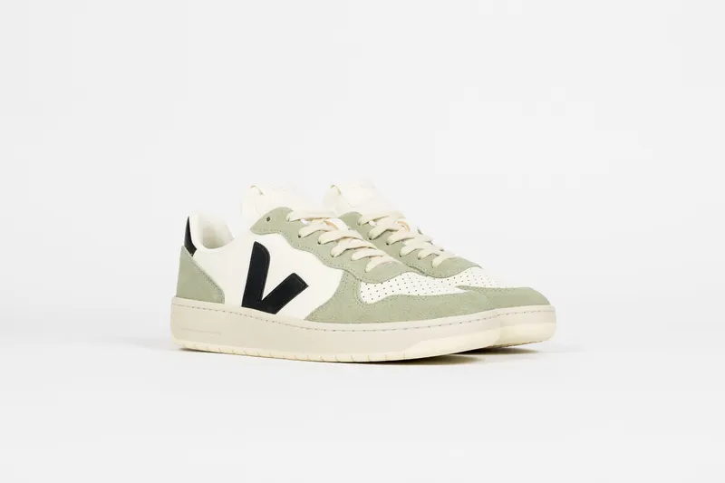 Veja V-10 Pure Black Clay | VI0220500