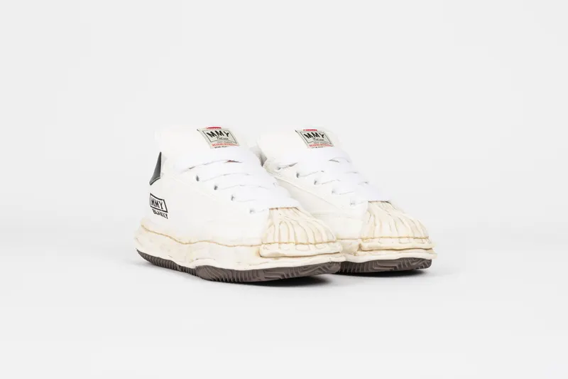 Maison Mihara Yasuhiro Blakey Puffer OG Sole Canvas Low Distressed Midsole White Black | A13FW730-WHT