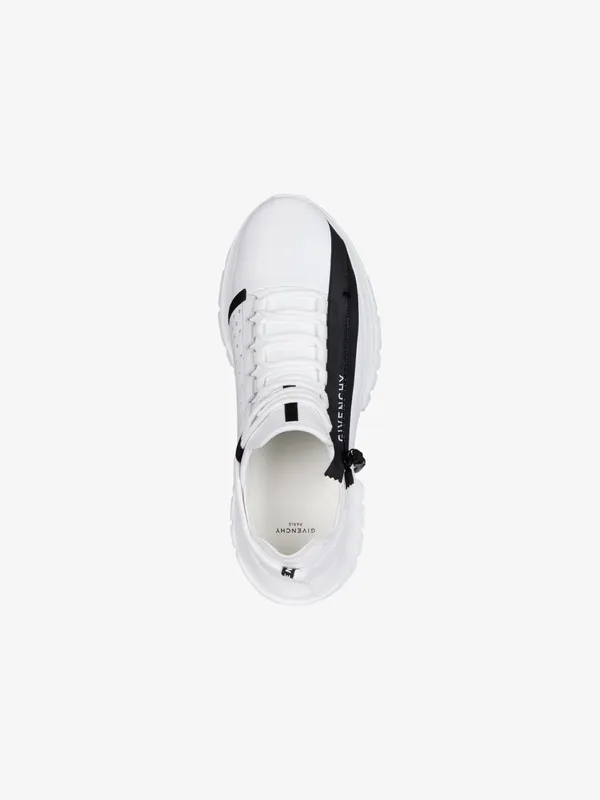 Givenchy Spectre low runners sneakers in perforated leather with zip (BH003MH0NJ-100)