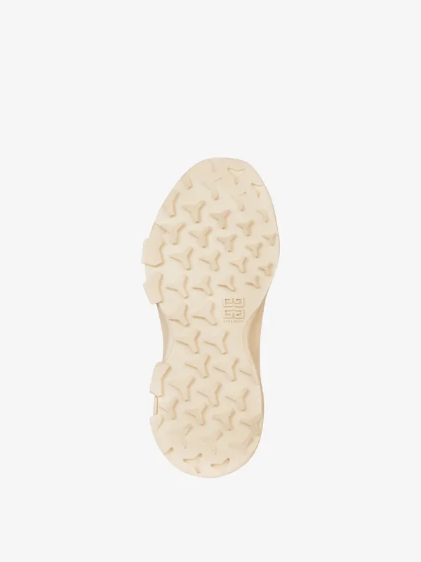 Givenchy Monumental Mallow low shoes in rubber (BHZ013H185-285)