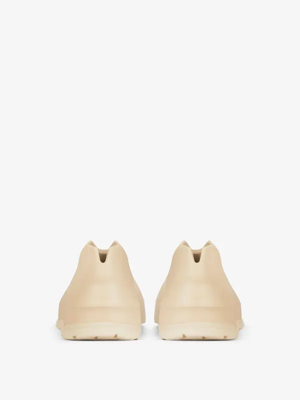 Givenchy Monumental Mallow low shoes in rubber (BHZ013H185-285)