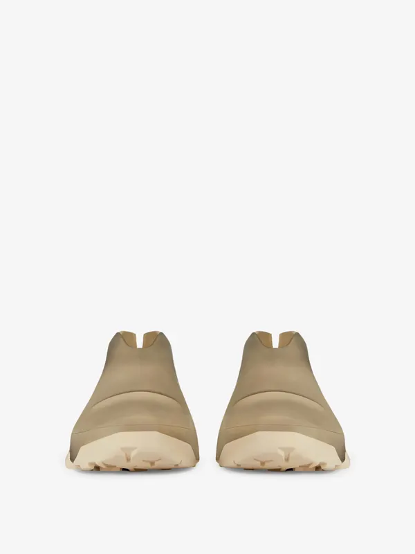 Givenchy Monumental Mallow low shoes in worn out effect rubber (BHZ013H187-285)