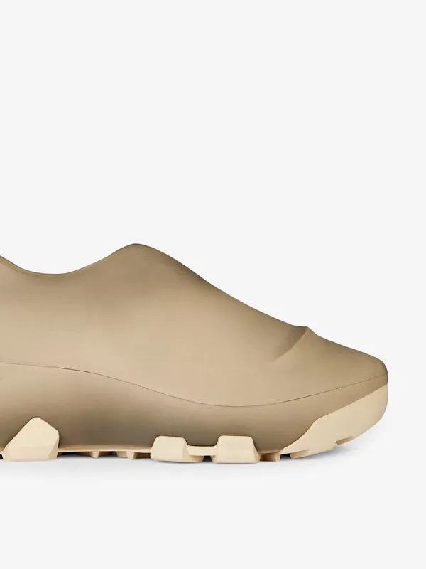 Givenchy Monumental Mallow low shoes in worn out effect rubber (BHZ013H187-285)