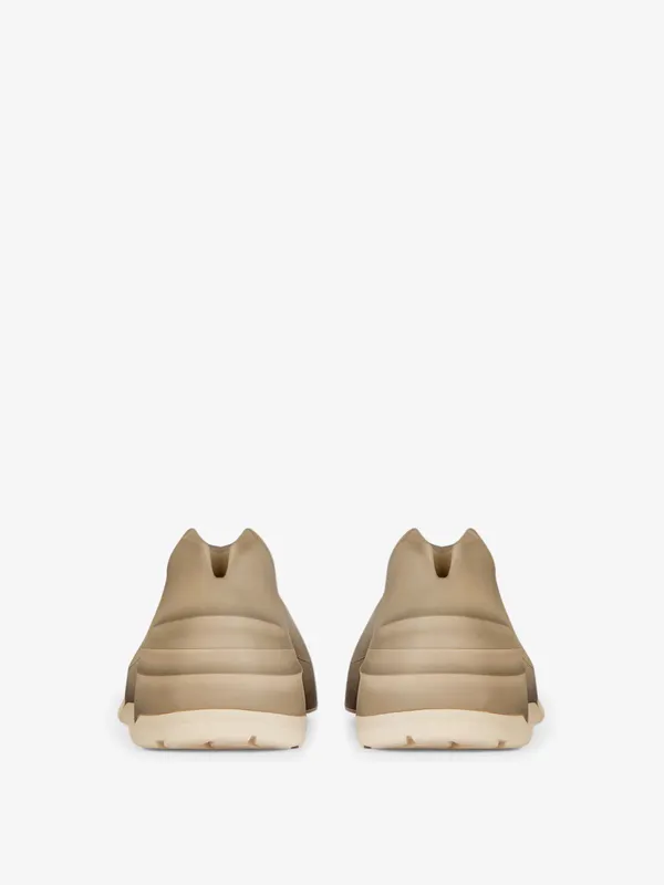 Givenchy Monumental Mallow low shoes in worn out effect rubber (BHZ013H187-285)