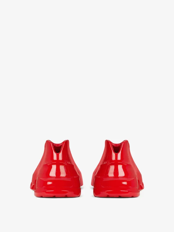 Givenchy Monumental Mallow low shoes in shiny rubber (BHZ013H189-600)
