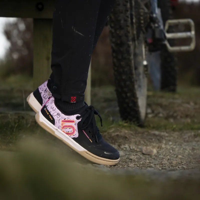 adidas FIVE TEN FREERIDER PRO CANVAS BCA MOUNTAIN BIKE SCHOENEN Core Black / Bliss Lilac / Beam Orange (GZ4706)
