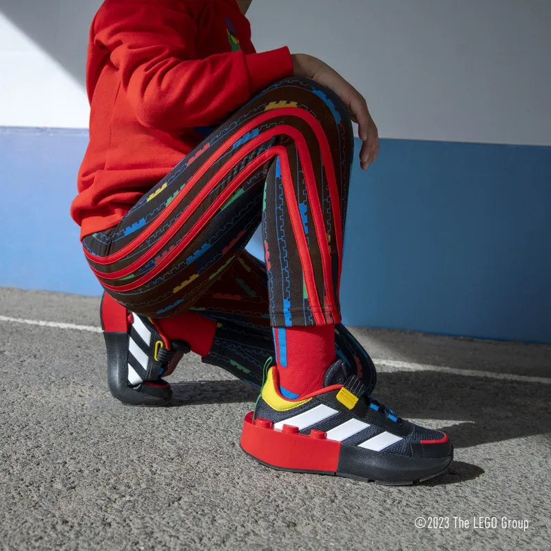 adidas adidas x LEGOÂ® Tech RNR Lifestyle met Elastische Veters en Klittenband Core Black / Cloud White / Red (HP5877)