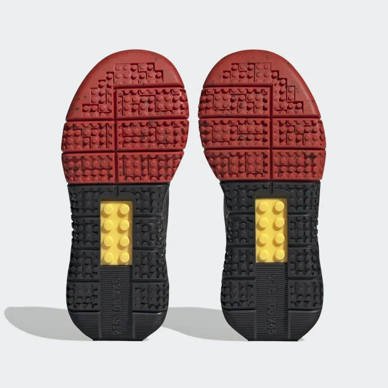 adidas adidas Sport DNA x LEGOÂ® Lifestyle met Elastische Veters en Klittenband Core Black / Core Black / Red (HQ1311)