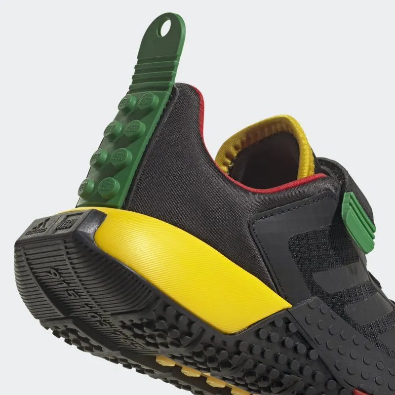 adidas adidas Sport DNA x LEGOÂ® Lifestyle met Elastische Veters en Klittenband Core Black / Core Black / Red (HQ1311)
