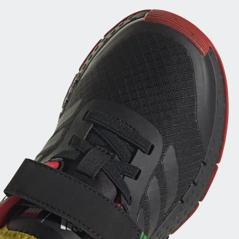 adidas adidas Sport DNA x LEGOÂ® Lifestyle met Elastische Veters en Klittenband Core Black / Core Black / Red (HQ1311)