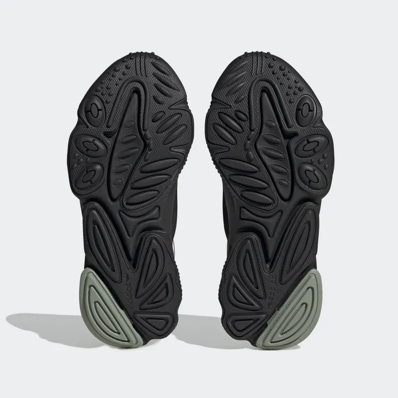 adidas OZWEEGO Core Black / Core Black / Silver Metallic (HQ1631)